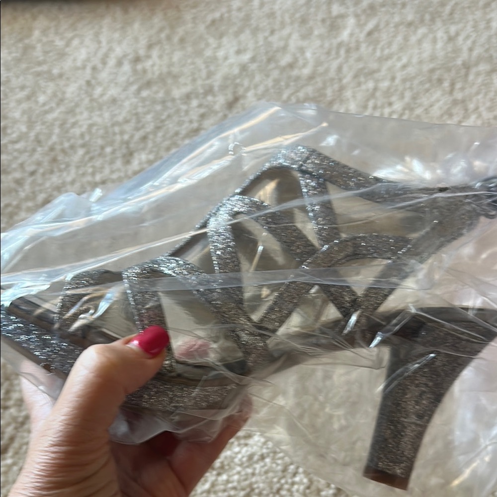 Naturalizer silver shoes never worn